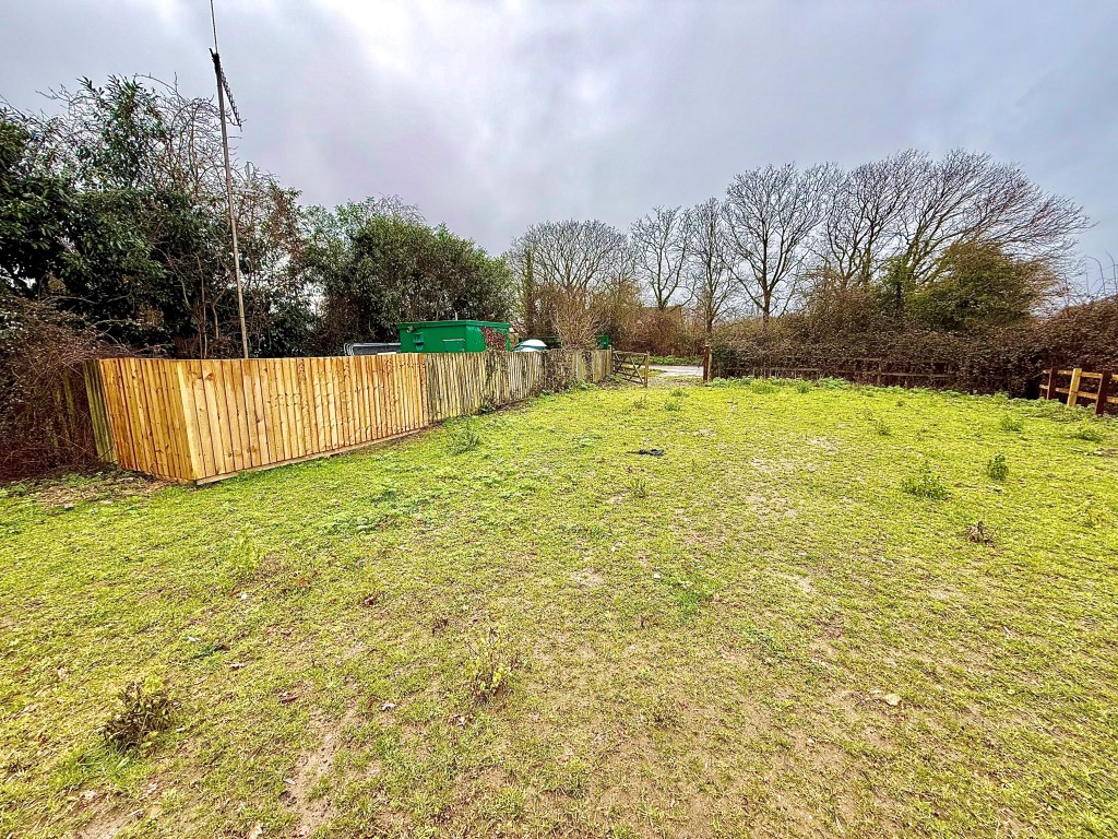 Lot: 48 - VACANT FREEHOLD PARCEL OF LAND - Rear shot of land looking back at the entrance